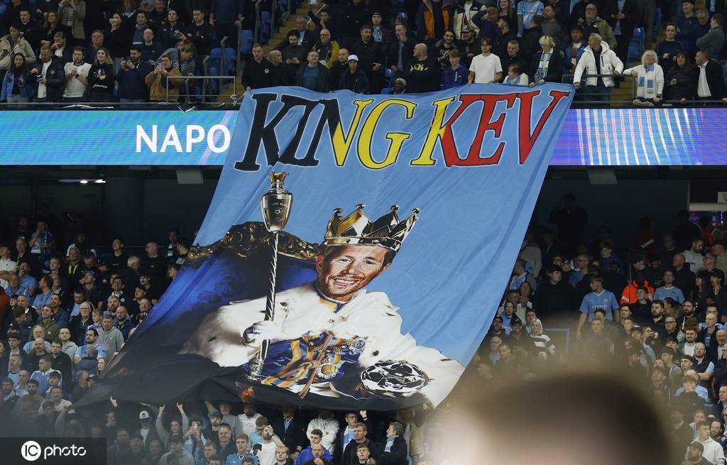 国王凯文重返伊蒂哈德 曼城球迷打出横幅致敬德布劳内
        
    国王凯文重返伊蒂哈德 曼城球迷打出横幅致敬德布劳内